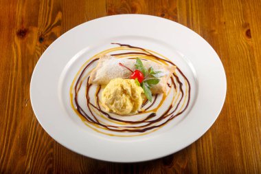 Apple strudel dondurma ile