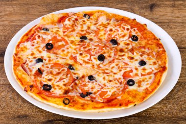 Margarita pizza zeytin, domates ve peynir ile