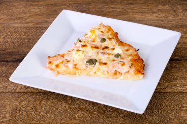 Somon, peynir ve Kapari pizza 