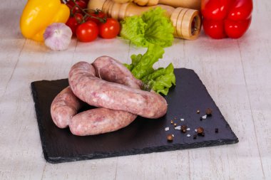 Çiğ domuz sosisi grill için hazır