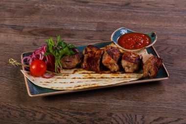 Domuz kebap Barbekü otlar ve ekmek servis