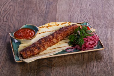 Domuz kebap et sosu ve ekmek ile