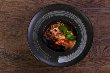 Fesleğen yaprakları ile deniz ürünleri makarna