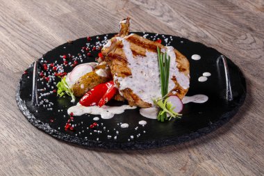 Peynir soslu domuz eti sebze devam eder.