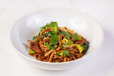 Yumurta noodle istiridye sosu ile