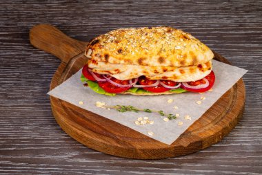 Tavuk göğsü ve sebze ile gözleme