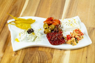 Dzadziki ile Yunan geleneksel meze