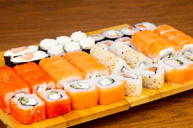 Lezzetli çeşitli Philadelphia sushi seti rulo