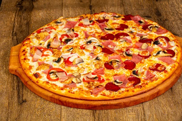 Sosis ve peynir pizza