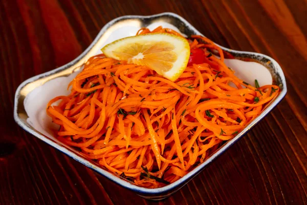 Kabın içinde Kore havuç salatası