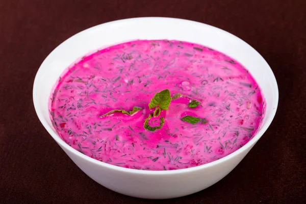 Pancar ve kefir ile Okroshka çorbası