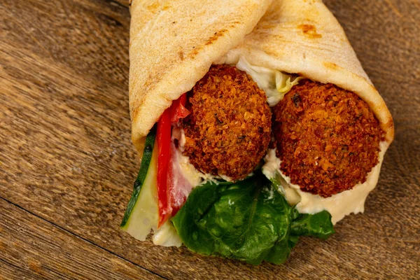 Falafel Pita Con Salsa —  Fotos de Stock