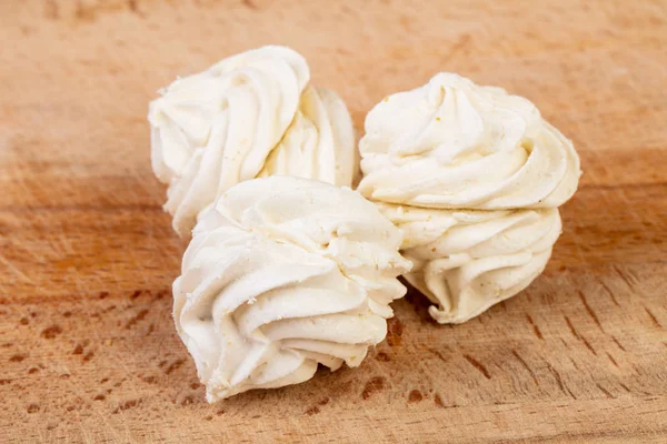 Leckere Süße Merengue Über Dem Hölzernen Hintergrund — Stockfoto