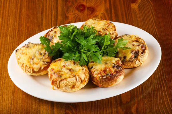 Champiñón Relleno Con Queso Servido Hierbas —  Fotos de Stock