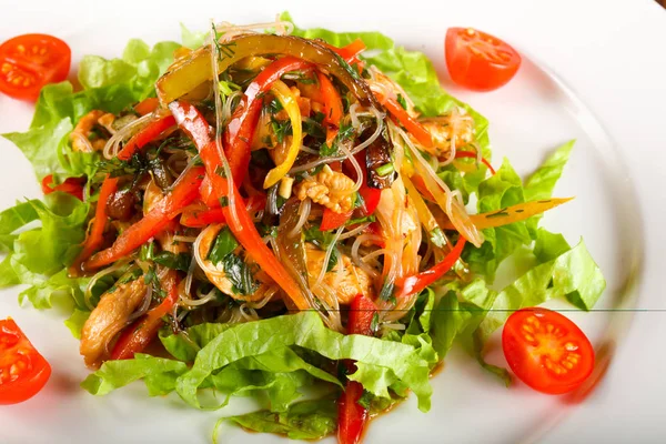 Salata tavuk ile sıcak ve şehriye cam