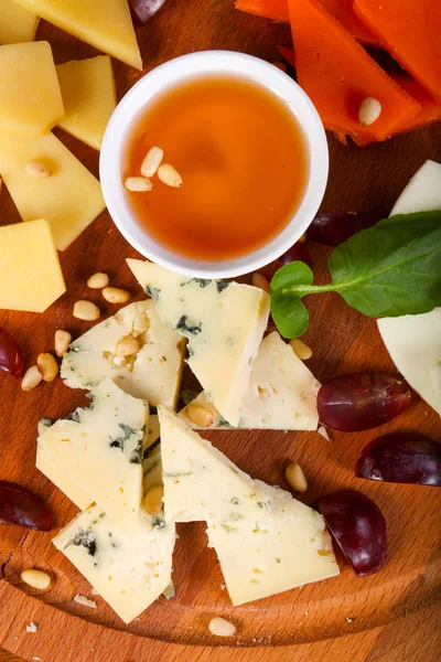 Peynir tabağı ile bal ve sedir fındık