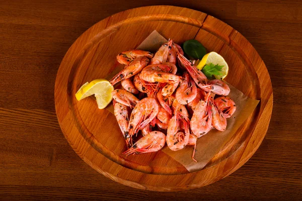 Limon ve otlar ile haşlanmış karides