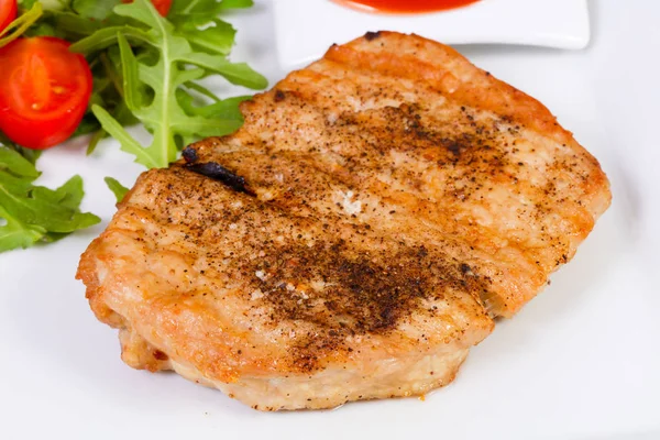 Izgara domuz sos ve salata sosu ile