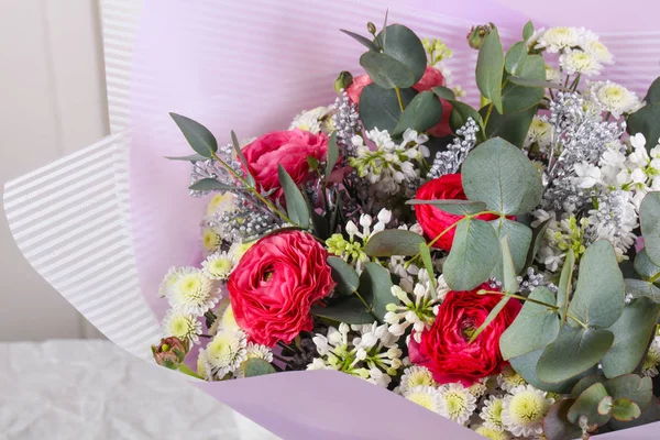 Diğer çiçeklerle birlikte taze güller.