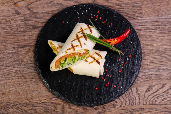 Somon soğan ve kırmızı biber servis tortilla rulo