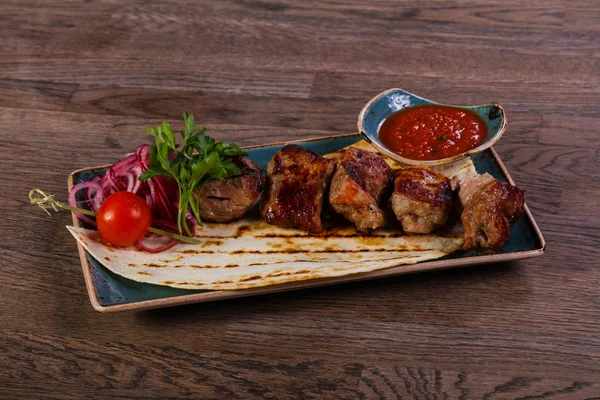 Domuz kebap Barbekü otlar ve ekmek servis