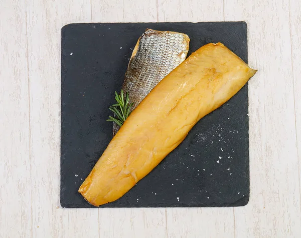 Baharat ile tuzlu beyaz balık füme