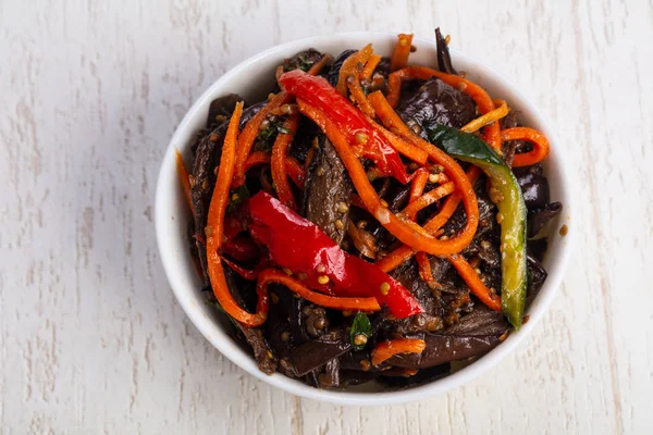 Lezzetli ızgara salata havuç, biber ve salatalık ile