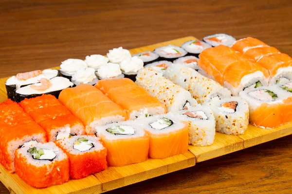 Lezzetli çeşitli Philadelphia sushi seti rulo