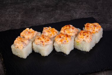 Japon baharatlı suşi ve rulolar