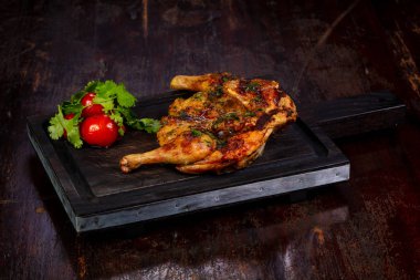 Ahşap üzerine baharat ile ızgara tavuk