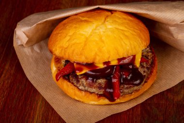 Sığır eti ile ev yapımı lezzetli burger