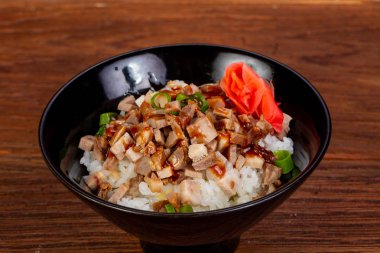 Japon tarzı pirinç domuz eti ile