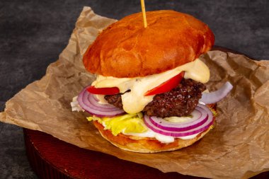 Etli ve peynirli hamburger.