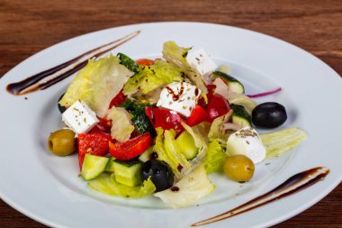 Beyaz peynirli geleneksel Yunan salatası