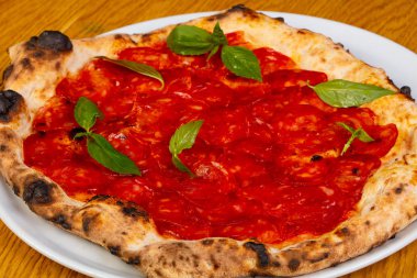 Pizza chorizo ve fesleğen yaprakları ile