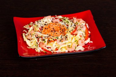 Somon ve karides salatası sesam tohum hizmet