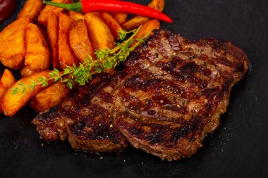 Kızarmış patates ve ızgara biftek.