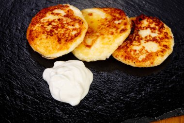 ekşi krema ile süzme peynirli gözleme