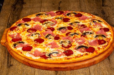 Sosis ve peynir pizza