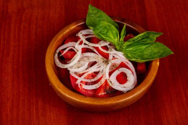 Vegan salata domates, soğan ve fesleğen ile