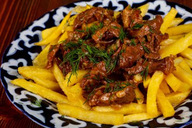 Sığır eti ve dereotu ile kızarmış patates
