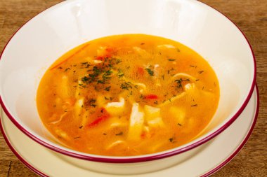 Bitki ve baharatlı tavuk çorbası.