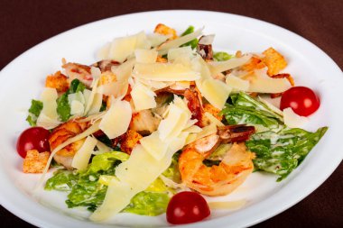 Sezar salata karides ve parmesan ile