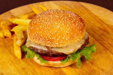 Lezzetli ev yapımı Hamburger patates ile