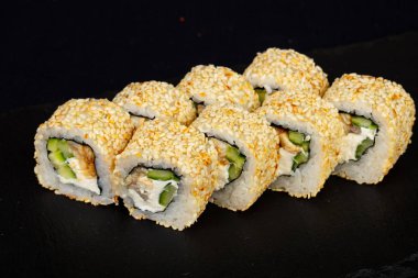 Yılan balığı ile Japon soğuk rulo