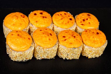 Soslu pişmiş Japon rulo