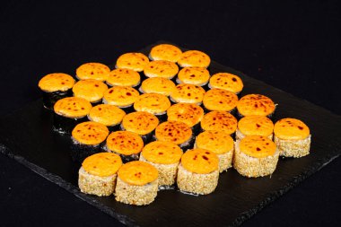 Japonca set balık ve pirinç ile rulo