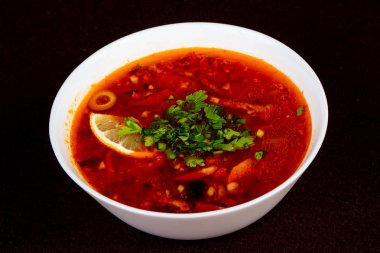 Rus Solyanka çorbası zeytin ile