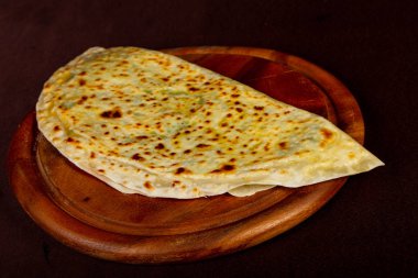 Kutab peynir ve otlar ile