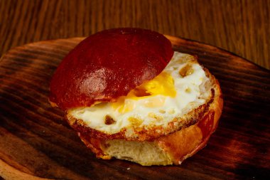 Ev yapımı lezzetli burger peynirli